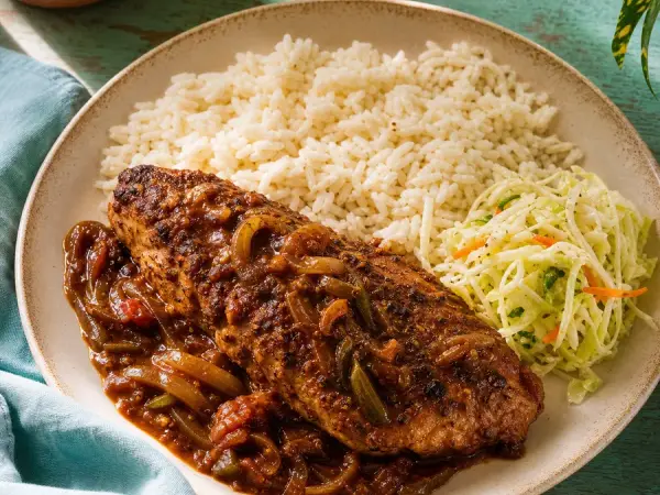 Brown stew fish with tomato-pepper gravy and white rice