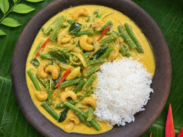Sri Lankan Cashew Curry with Green Beans, finished dish